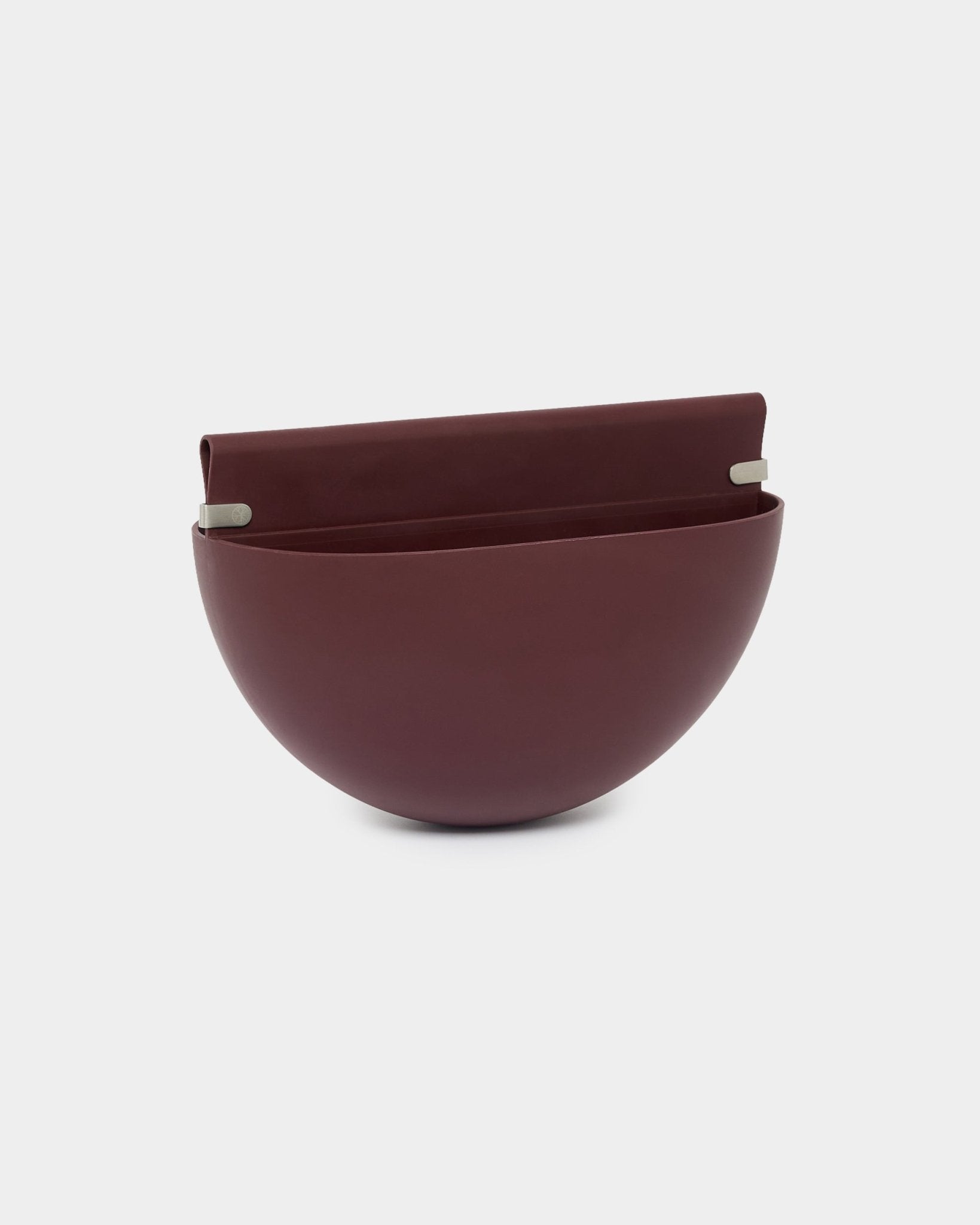 WoodUpp Gro Soft Pocket / BM2 planteholder i Ox Red med 4 L kapasitet har et halvkuleformet design, flat bakside og to metallbraketter for montering på akustikkpaneler.